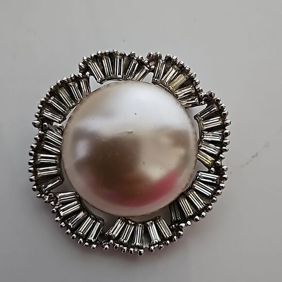 Birks Vintage 1950s Brooch Faux Pearl Surrounded By 40 Baguette Rhinestones - Picture 13 of 16